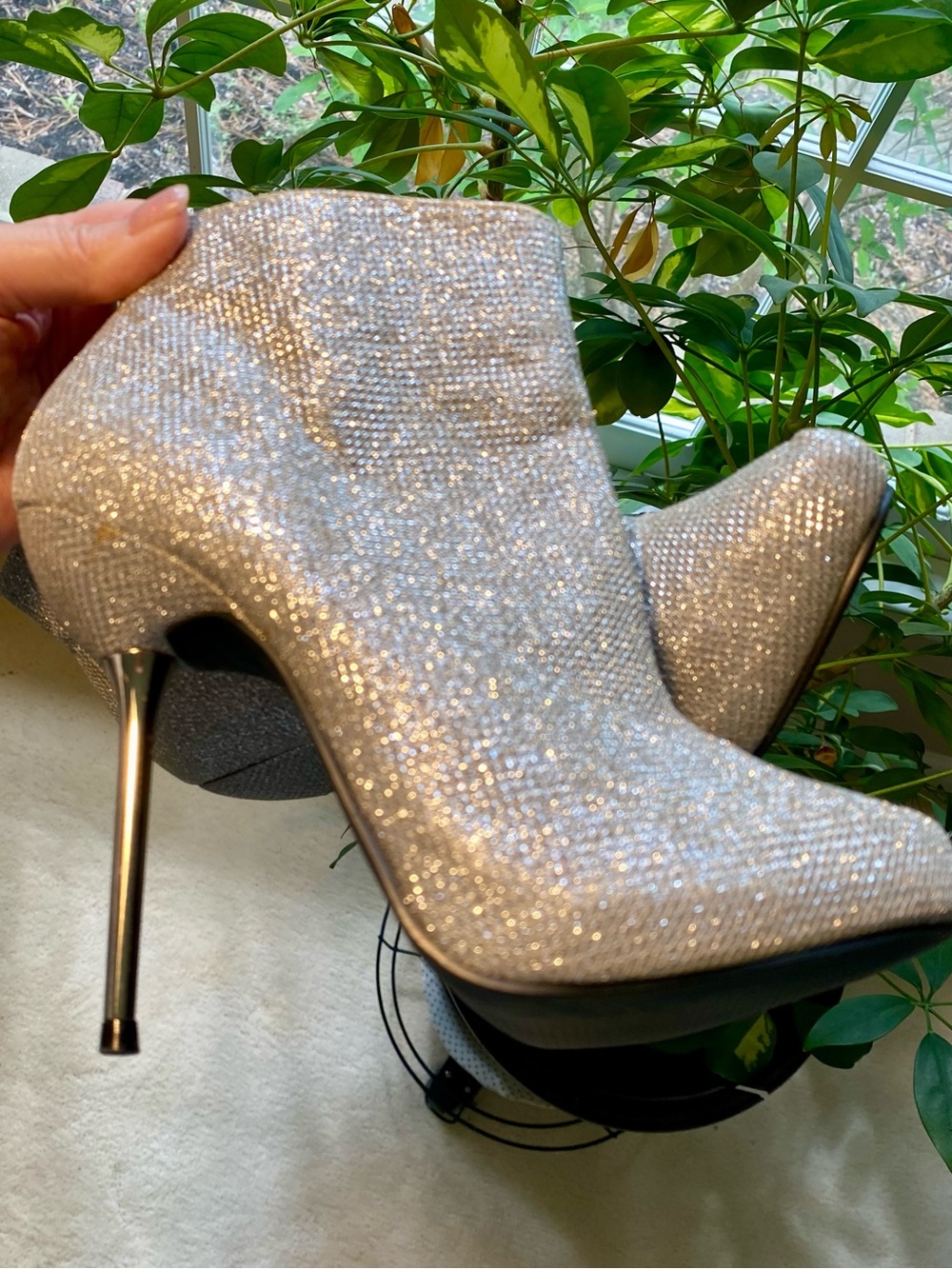 QUPID Stiletto Brilliant Metallic Shimmery Zip Booties. SZ 6.  Very good  . READ
